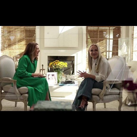 Em entrevista para o 'Fantástico', Eliana usou blusa de manga com gola laço da Givenchy