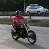 Após crise renal, Bruno Gagliasso anda de moto ao deixar shopping no Rio de Janeiro