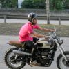 Após crise renal, Bruno Gagliasso anda de moto ao deixar shopping no Rio de Janeiro, neste domingo, 25 de janeiro de 2015