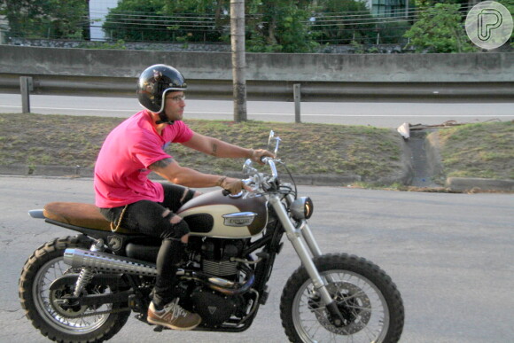 Após crise renal, Bruno Gagliasso anda de moto ao deixar shopping no Rio de Janeiro, neste domingo, 25 de janeiro de 2015