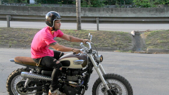 Estiloso, Bruno Gagliasso anda de moto após se recuperar de cálculo renal