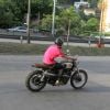 Após crise renal, Bruno Gagliasso anda de moto ao deixar shopping no Rio de Janeiro