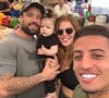 Filha mais nova de Rafael Cardoso, Helena surgiu em fotos com o pai famoso e a psicóloga Carol Ferraz