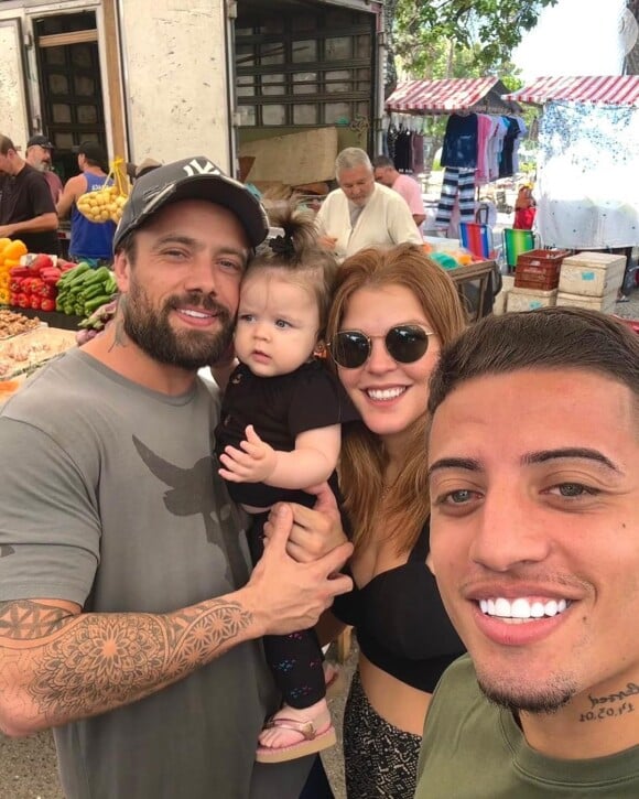 Filha mais nova de Rafael Cardoso, Helena surgiu em fotos com o pai famoso e a psicóloga Carol Ferraz