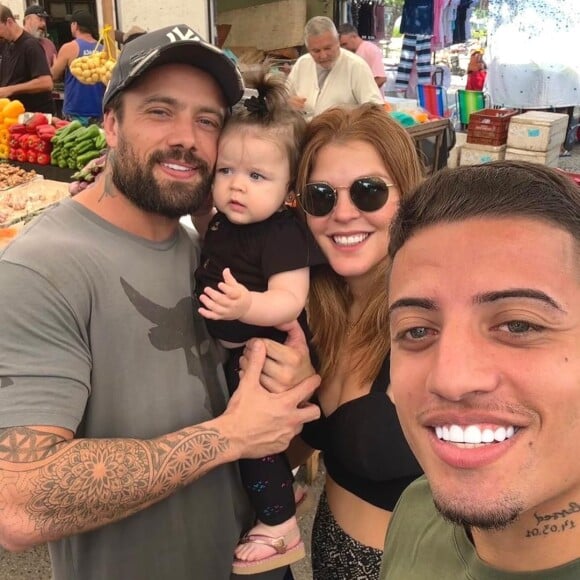 Filha mais nova de Rafael Cardoso, Helena surgiu em fotos com o pai famoso e a psicóloga Carol Ferraz