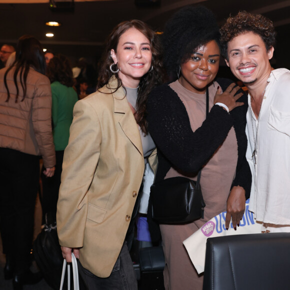 Paolla Oliveira se encontrou com Silvero Pereira e Carla Cristina Cardoso no musical 'Hairspray' em teatro do Rio de Janeiro