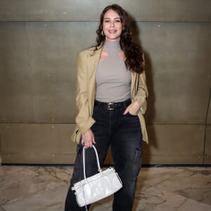 Look elegante de Paolla Oliveira reuniu cores neutras, blazer e calça jeans cargo