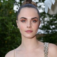 'Triste e muito deprimida': Cara Delevingne surpreende ao revelar idade que ficou bêbada pela 1ª vez e detalha luta contra álcool e drogas