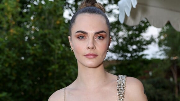 'Triste e muito deprimida': Cara Delevingne surpreende ao revelar idade que ficou bêbada pela 1ª vez e detalha luta contra álcool e drogas