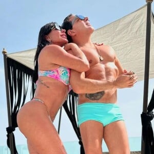 Gretchen combina biquíni com sunga do marido em dança inusitada e web reage