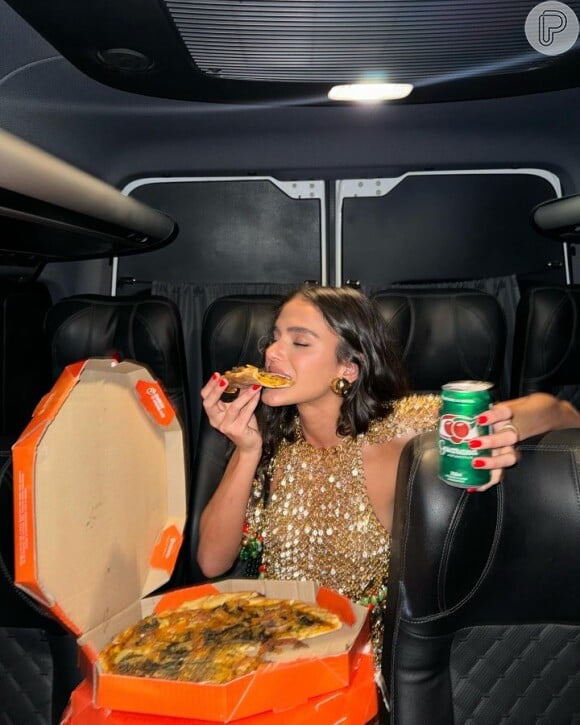 Bruna Marquezine é apaixonada por pizza e, para ela, a combinação da massa com guaraná é tudo de bom