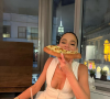 Sempre comendo pizza, Bruna Marquezine já até se deliciou com um pedaço maior que seu rosto!