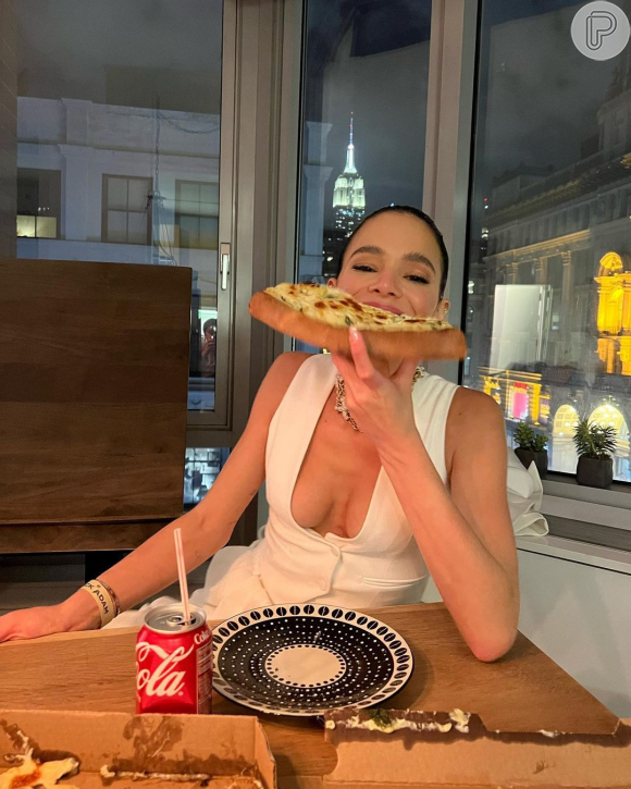 Sempre comendo pizza, Bruna Marquezine já até se deliciou com um pedaço maior que seu rosto!