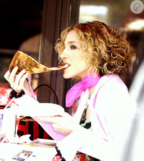 A premiada atriz Sarah Jessica Parker, reconhecida por sua beleza e corpo definido, não dispensa uma pizza em momentos de descontração 