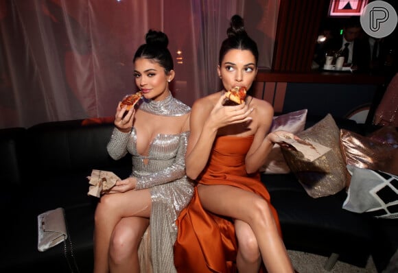 Buffet chique? Que nada! É assim que as irmãs Kardashians aproveitam os bastidores de evento: com deliciosas pizzas