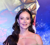 Paolla Oliveira deixou parte dos ombros de fora em dia de circo