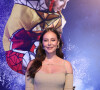 Paolla Oliveira escolheu vestido de tricô para prestigiar o Cirque du Soleil