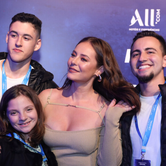 Paolla Oliveira levou afilhados ao Cirque du Soleil