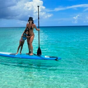 Adriana Sant'Anna publicou fotos praticando stand up paddle na praia e provocou evangélicos que tem a criticado por fotos de biquíni