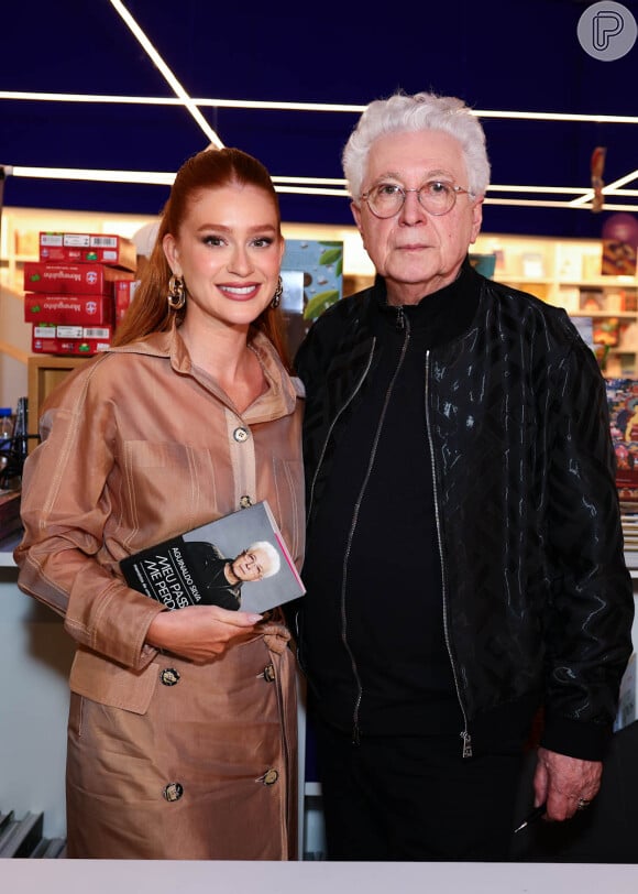 Marina Ruy Barbosa e Aguinaldo Silva posaram juntos no lançamento do novo livro do autor de novelas