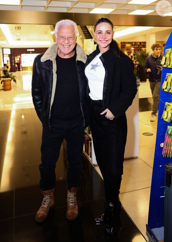 Antonio Fagundes e a mulher, Alexandra Martins, foram ao lançamento do novo livro de Aguinaldo Silva