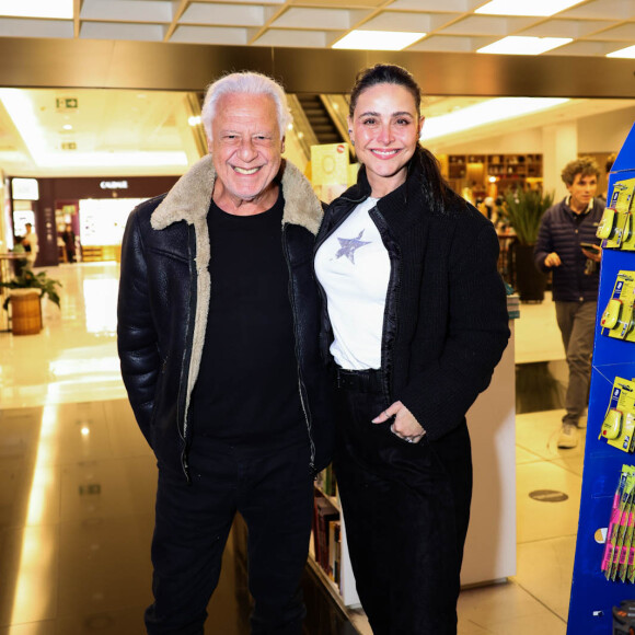 Antonio Fagundes e a mulher, Alexandra Martins, foram ao lançamento do novo livro de Aguinaldo Silva