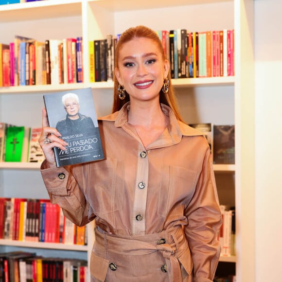 Marina Ruy Barbosa chamou atenção pela aliança milionária em lançamento de livro