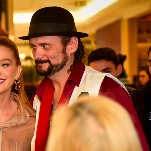 Marina Ruy Barbosa posou com fãs no lançamento do livro de Aguinaldo Silva