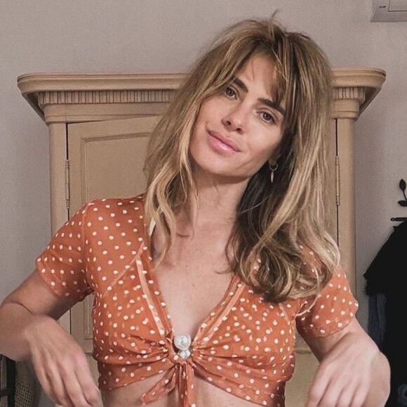 Carolina Dieckmann posa de biquíni após críticas ao corpo e recebe comparação com atriz famosa