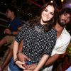 Marlon Teixeira e Bruna Marquezine curtiram um show em restaurante do Rio