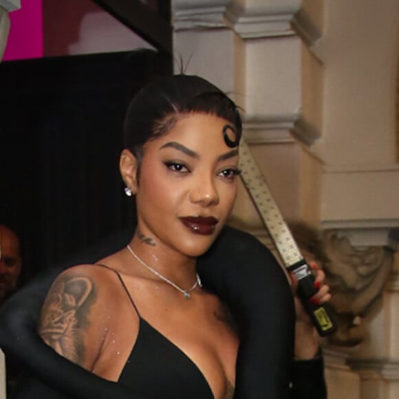 Ludmilla escolheu um decote extravagante em look com biquíni para o leilão de Vini Jr. no hotel Copacabana Palace em 17 de julho de 2024