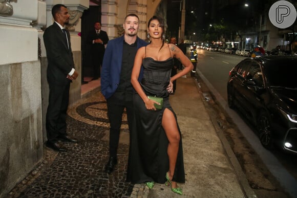 Pocah aliou vestido preto com fenda e sapatos e bolsa verde no leilão de Vini Jr. no hotel Copacabana Palace em 17 de julho de 2024