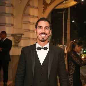 Gabriel David também escolheu smoking para o leilão de Vini Jr. no hotel Copacabana Palace em 17 de julho de 2024