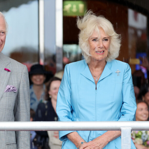 Rei Charles III e a rainha-consorte Camilla Parker-Bowles viveram momentos de tensão na última segunda-feira (15), durante um compromisso público em Jersey, no Reino Unido