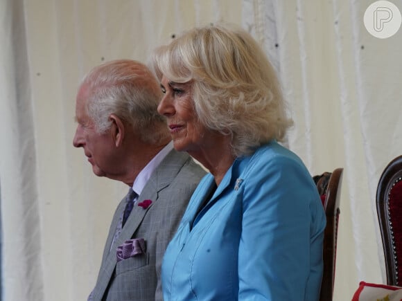 Rei Charles e Camilla foram retirados do local e levados às pressas para um hotel por agentes de segurança