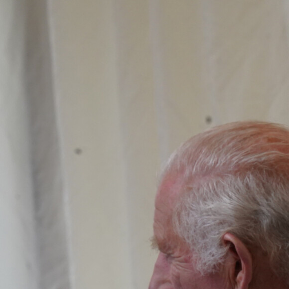 Rei Charles e Camilla foram retirados do local e levados às pressas para um hotel por agentes de segurança