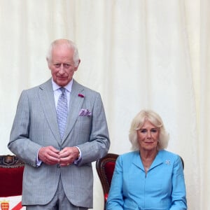 Rei Charles e Camilla retomaram o compromisso quando a segurança concluiu que tudo foi um alarme falso