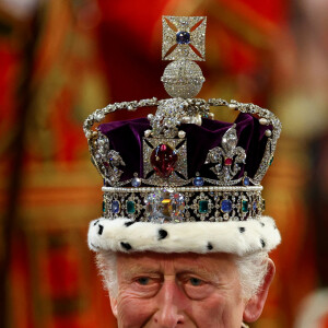 Rei Charles III segue em tratamento contra um câncer