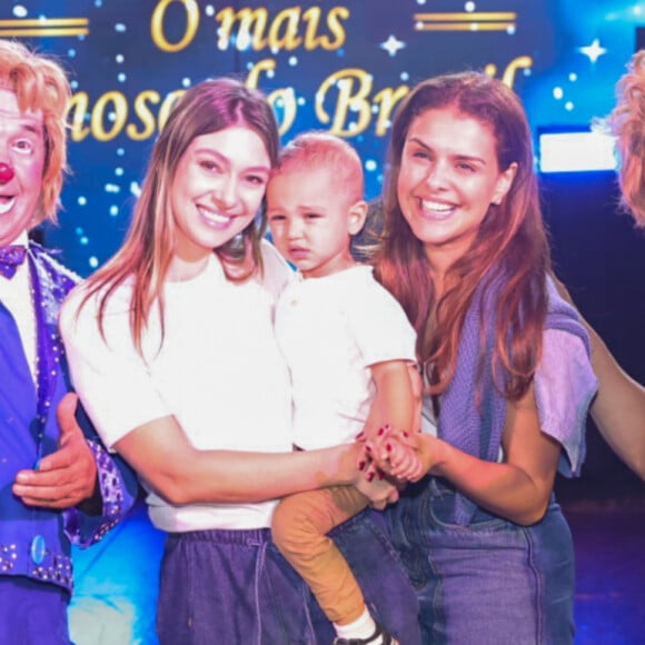 Marta da novela 'Família é Tudo', Day Mesquita levou o filho, Dom, 2 anos, ao circo e se encontrou com a amiga Paloma Bernardi