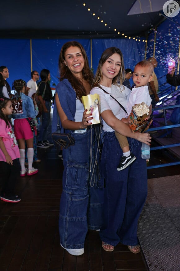 Marta da novela 'Família é Tudo', Day Mesquita combinou look com jeans e camiseta com Paloma Bernardi