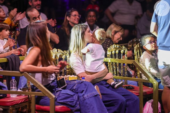 Marta da novela 'Família é Tudo', Day Mesquita beijou o filho, Dom, 2 anos, durante show de circo