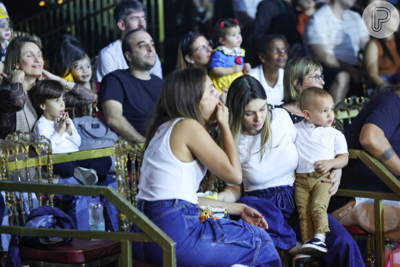 Filho de Day Mesquita esbanjou fofura no colo da mãe, em dia de circo