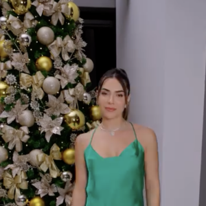 Jade Magalhães usou vestido verde no natal de 2023