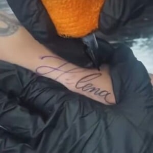 Sobrinha e afilhada de Rafaella, Helena ganhou uma tatuagem da tia logo após o nascimento