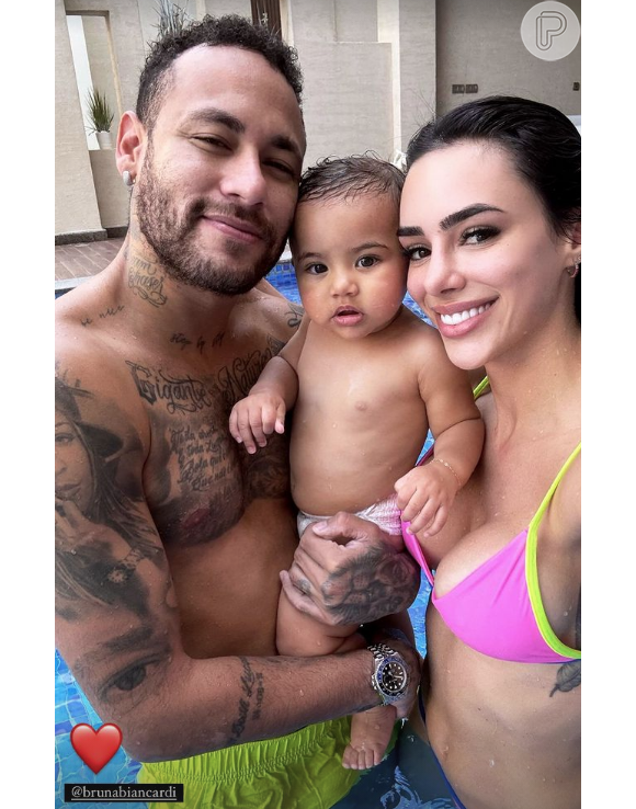 Neymar e Bruna Biancardi são pais de Mavie, que chama atenção pela semelhança com o jogador