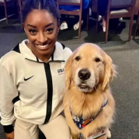 Simone Biles tem um trunfo poderoso - e irresistivelmente FOFO - para o ouro olímpico individual. Conheça o mascote Beacon!