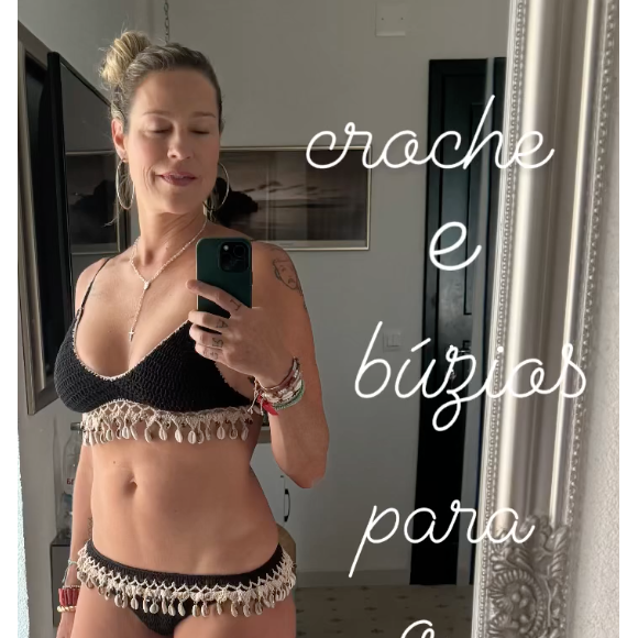 Para encerrar as férias, Luana Piovani apostou em um biquíni de crochê preto enfeitado com búzios