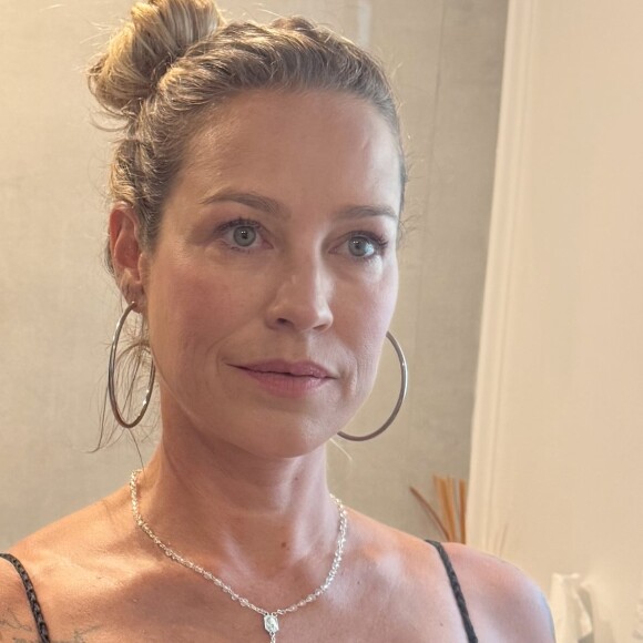 Luana Piovani ainda deu um 'close' em seu rosto, garantindo estar se sentindo muito linda