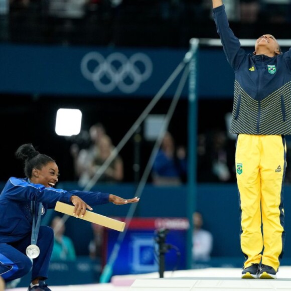 Simone Biles e Jordan Chiles reverenciaram Rebeca Andrade no pódio nas Olimpíadas de Paris 2024