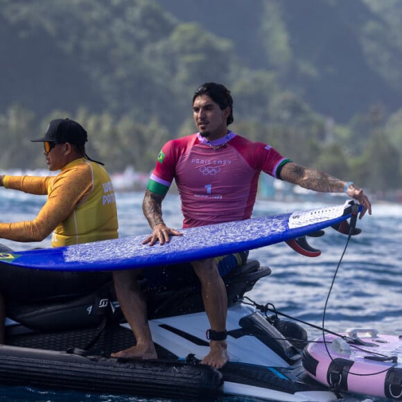 O mar ficou completamente sem ondas e Gabriel Medina perdeu o sonho do ouro olímpico.